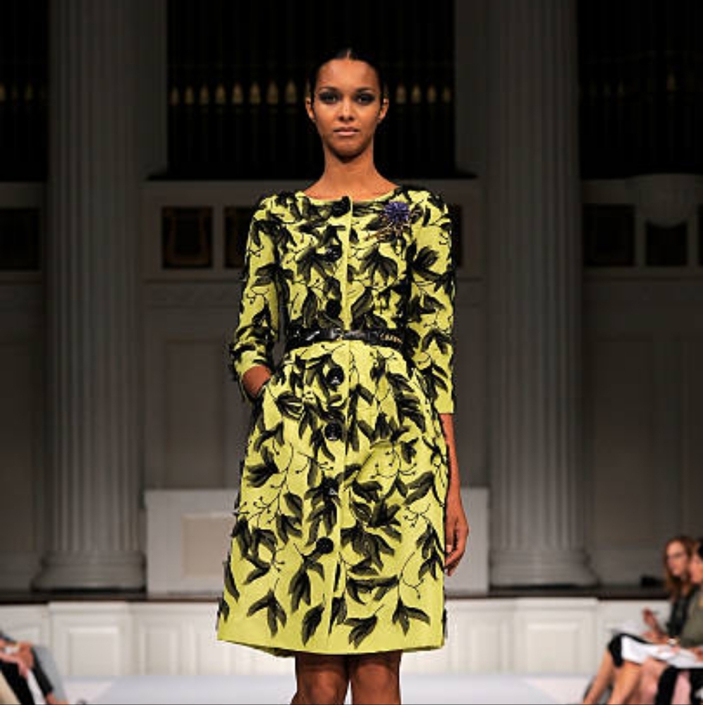 $7,000 OSCAR DE LA RENTA GREEN SILK LEAF BEAD RUNWAY COAT 4